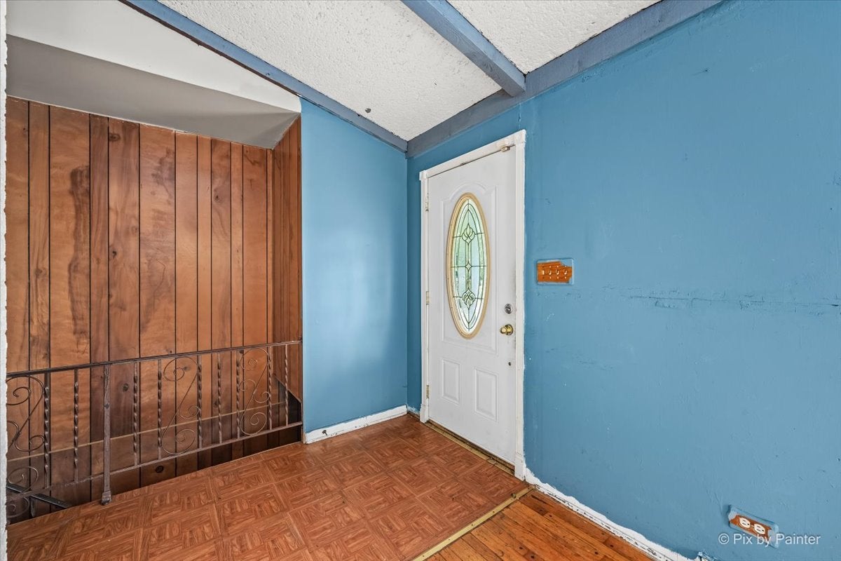 Home in Waukegan, IL 60087 — photo 2