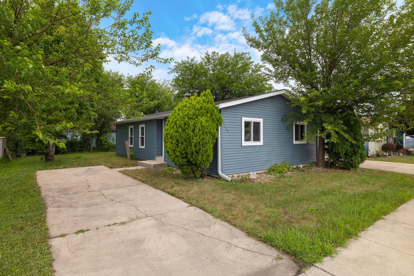 1139 W Barry Lane — photo