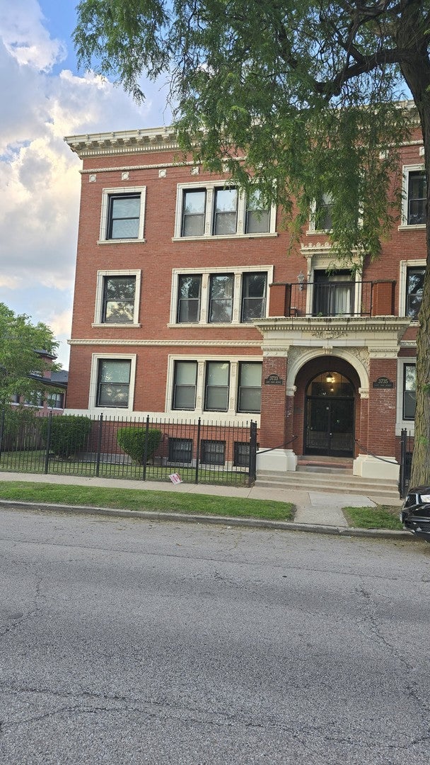 3733 S Lake Park Avenue 1 — photo