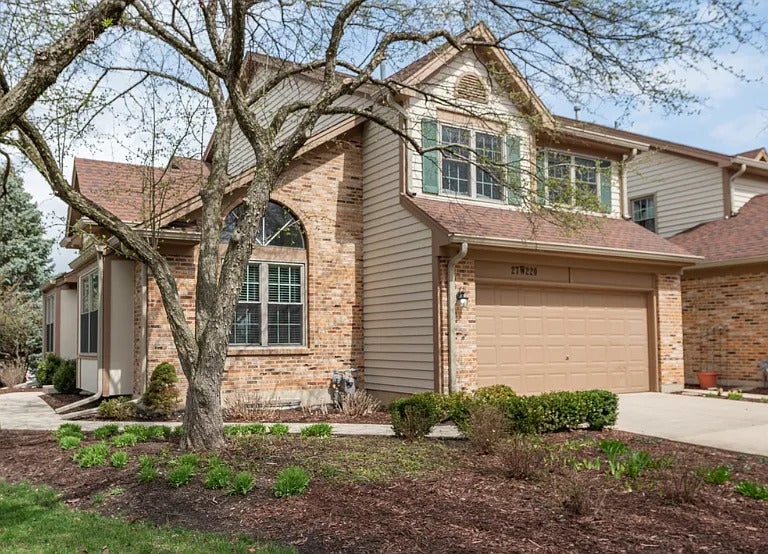 27W220 Chelsea Circle N — photo