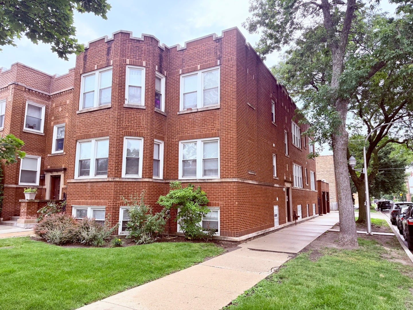 3758 N Sawyer Avenue — photo