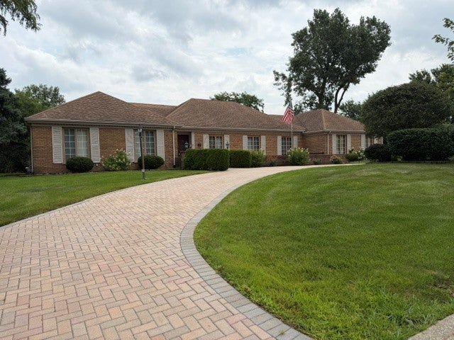 8283 lake ridge dr, BURR RIDGE IL 60527