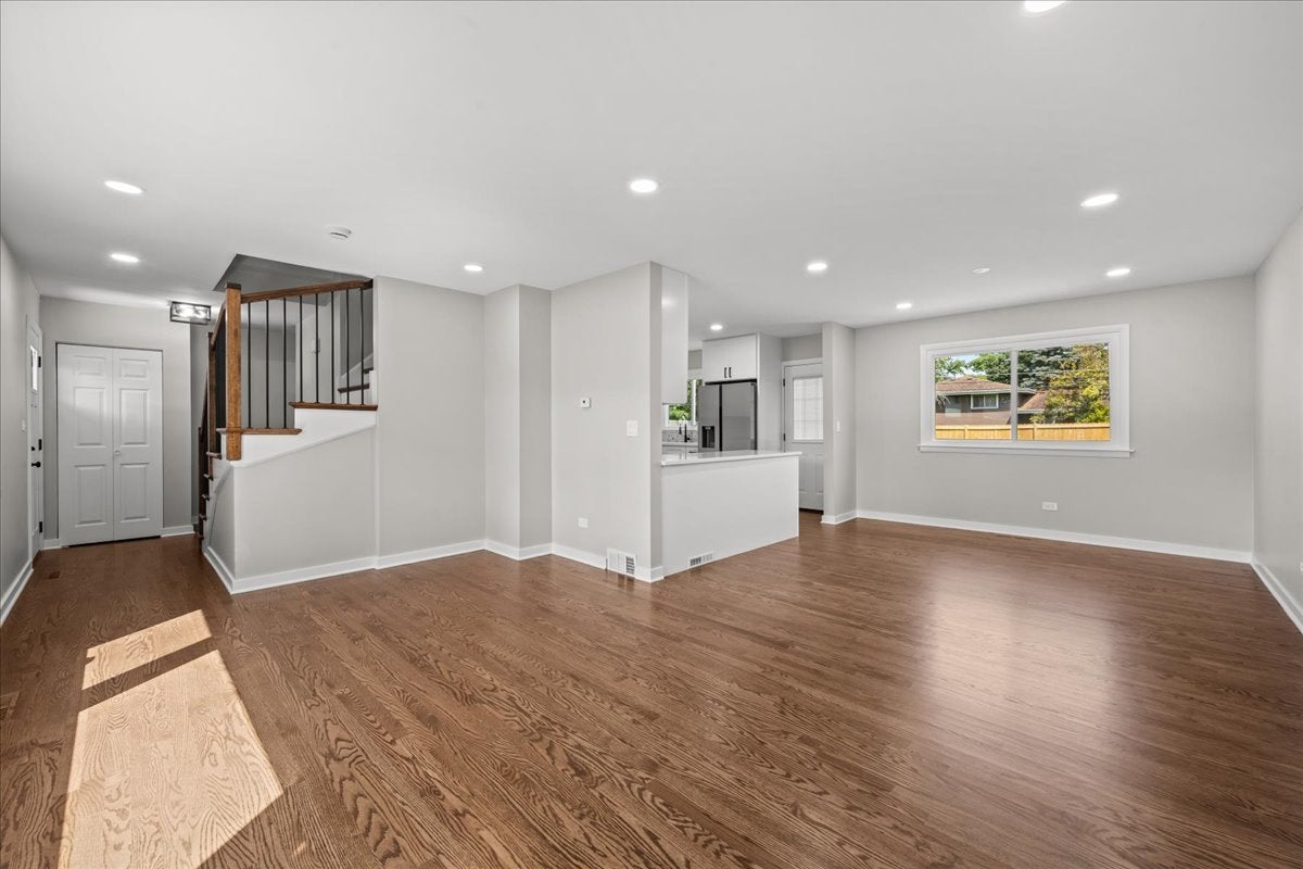 Home in Des Plaines, IL 60016 — photo 2