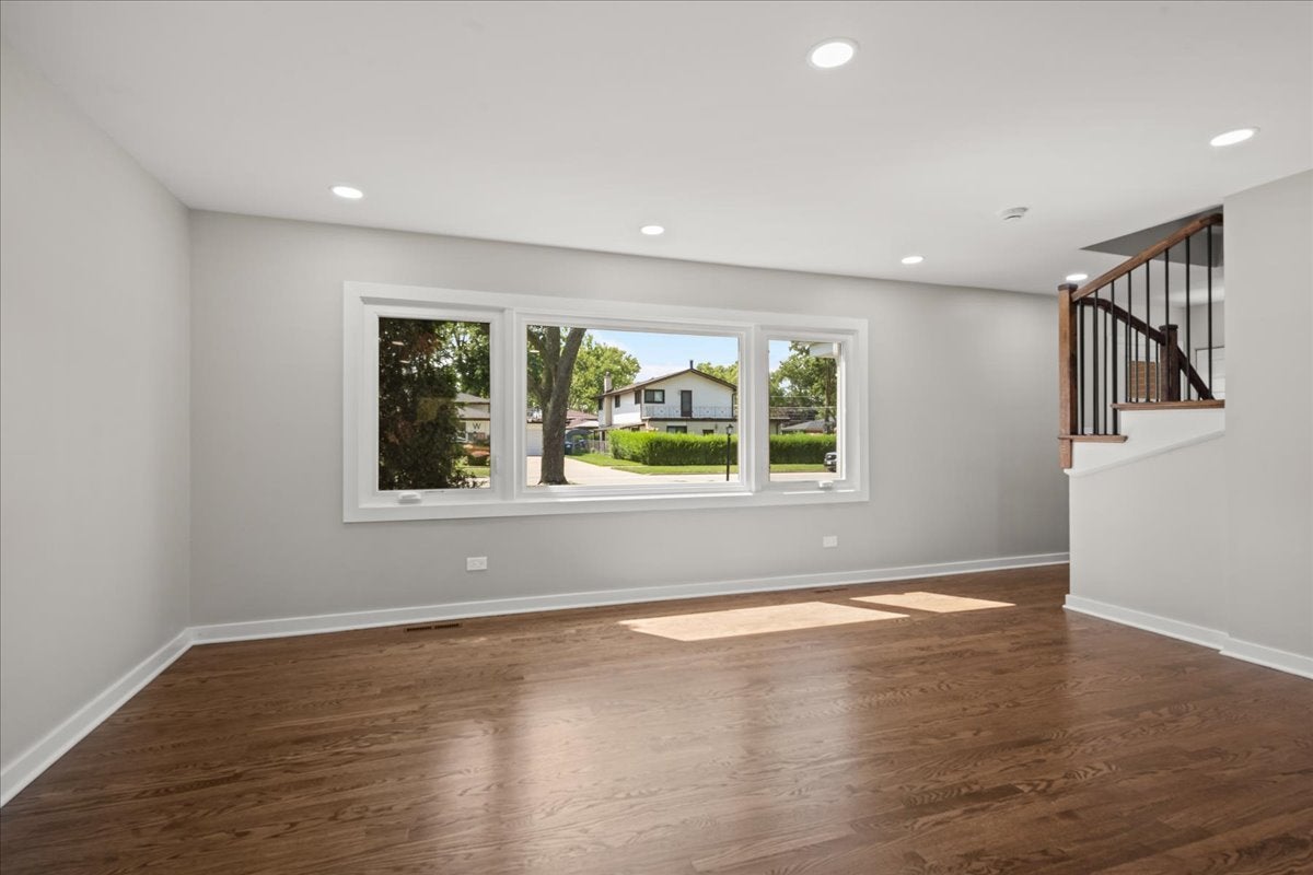 Home in Des Plaines, IL 60016 — photo 3