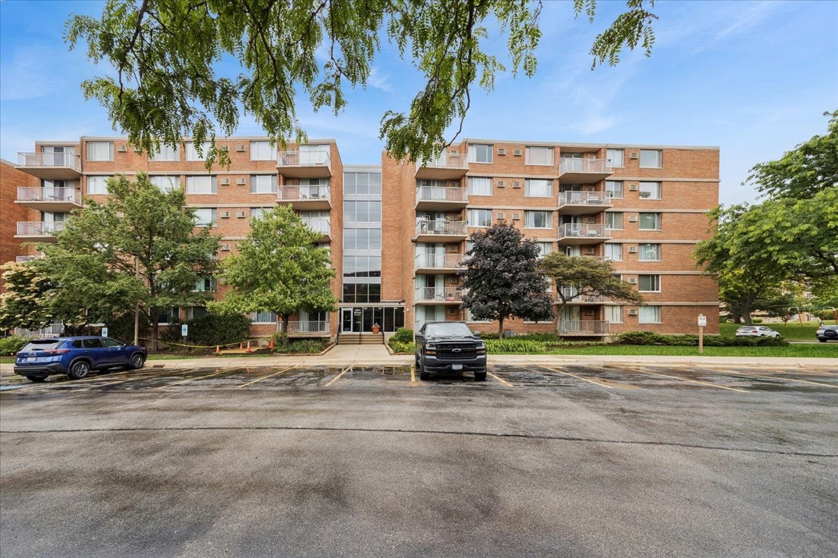 2211 S Stewart Avenue 6D — photo