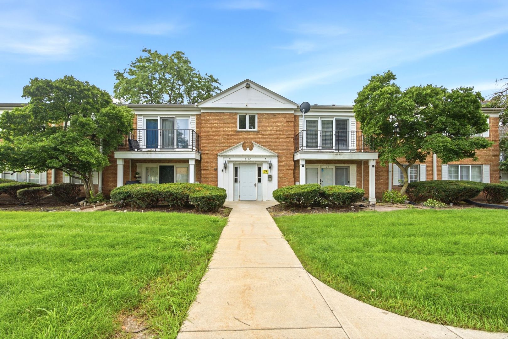1100 N Farnsworth Avenue 2F — photo