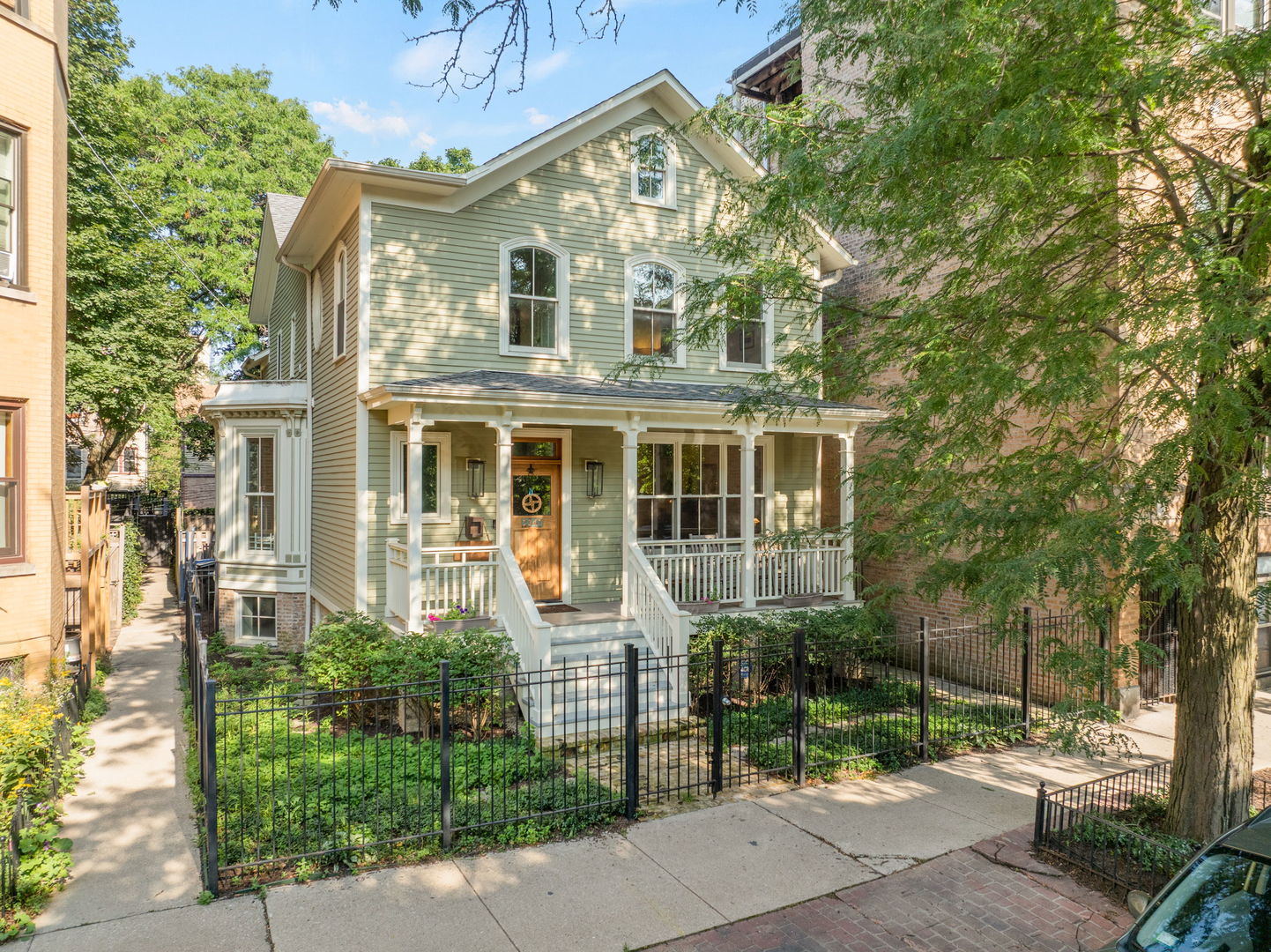 2347 N Geneva Terrace — photo