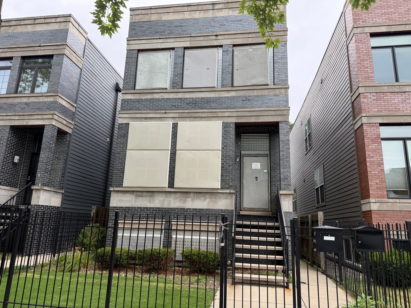 544 E 46th Place — photo