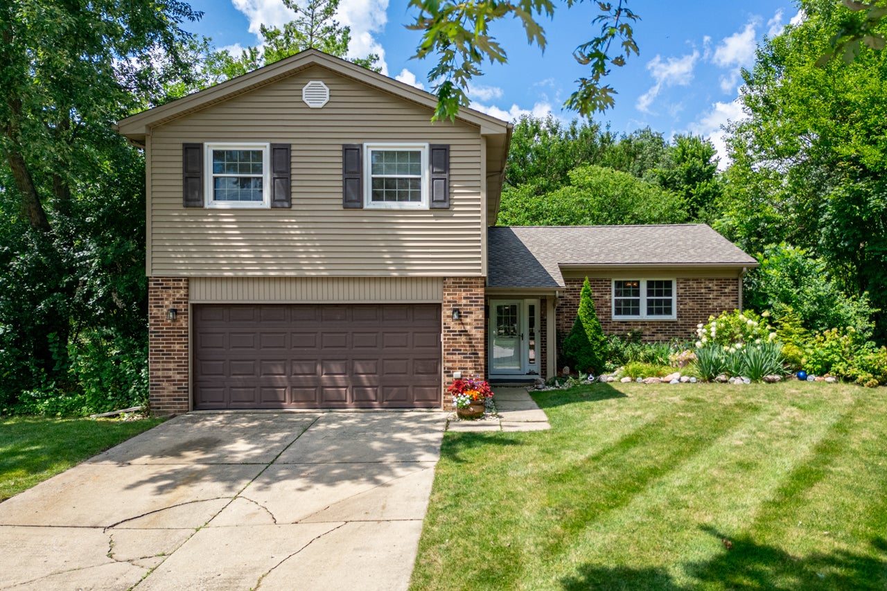 30W280 Holyoke Court — photo