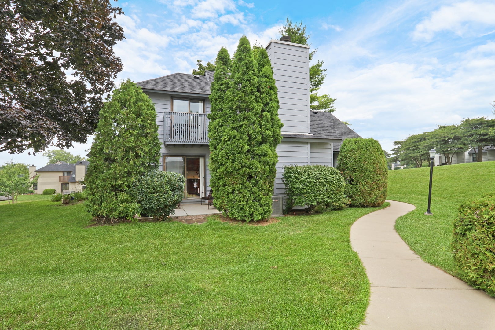 736 Glen Way — photo