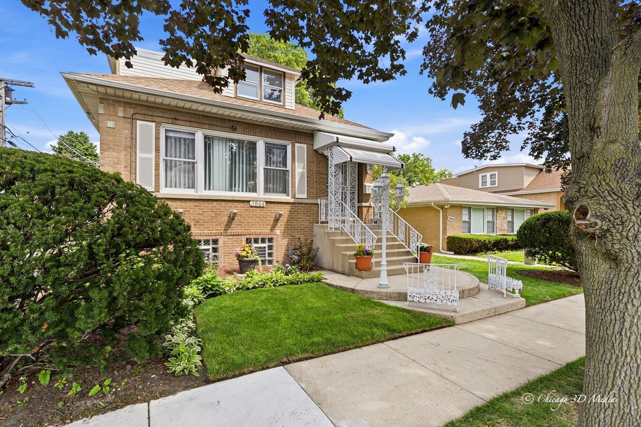 3944 W Greenleaf Avenue — photo