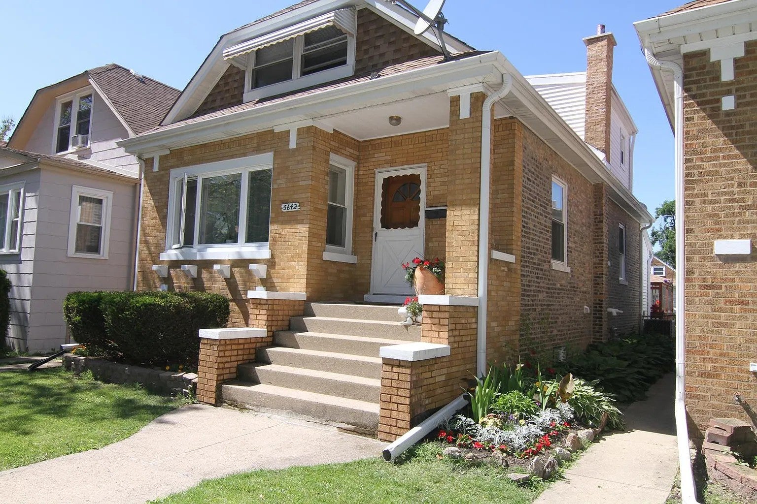 5642 W Newport Avenue — photo