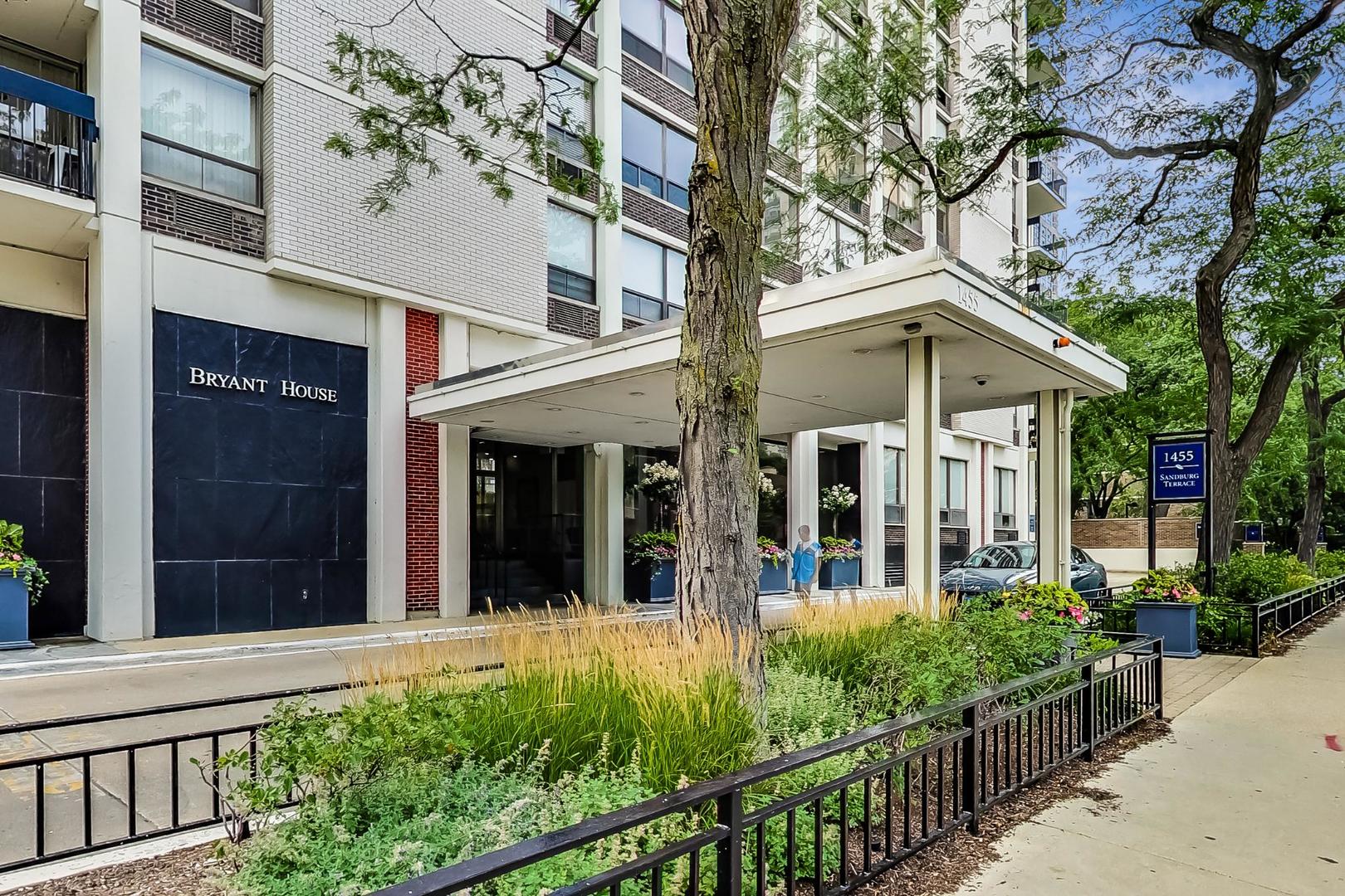 Home in Chicago, IL 60610 — photo 2