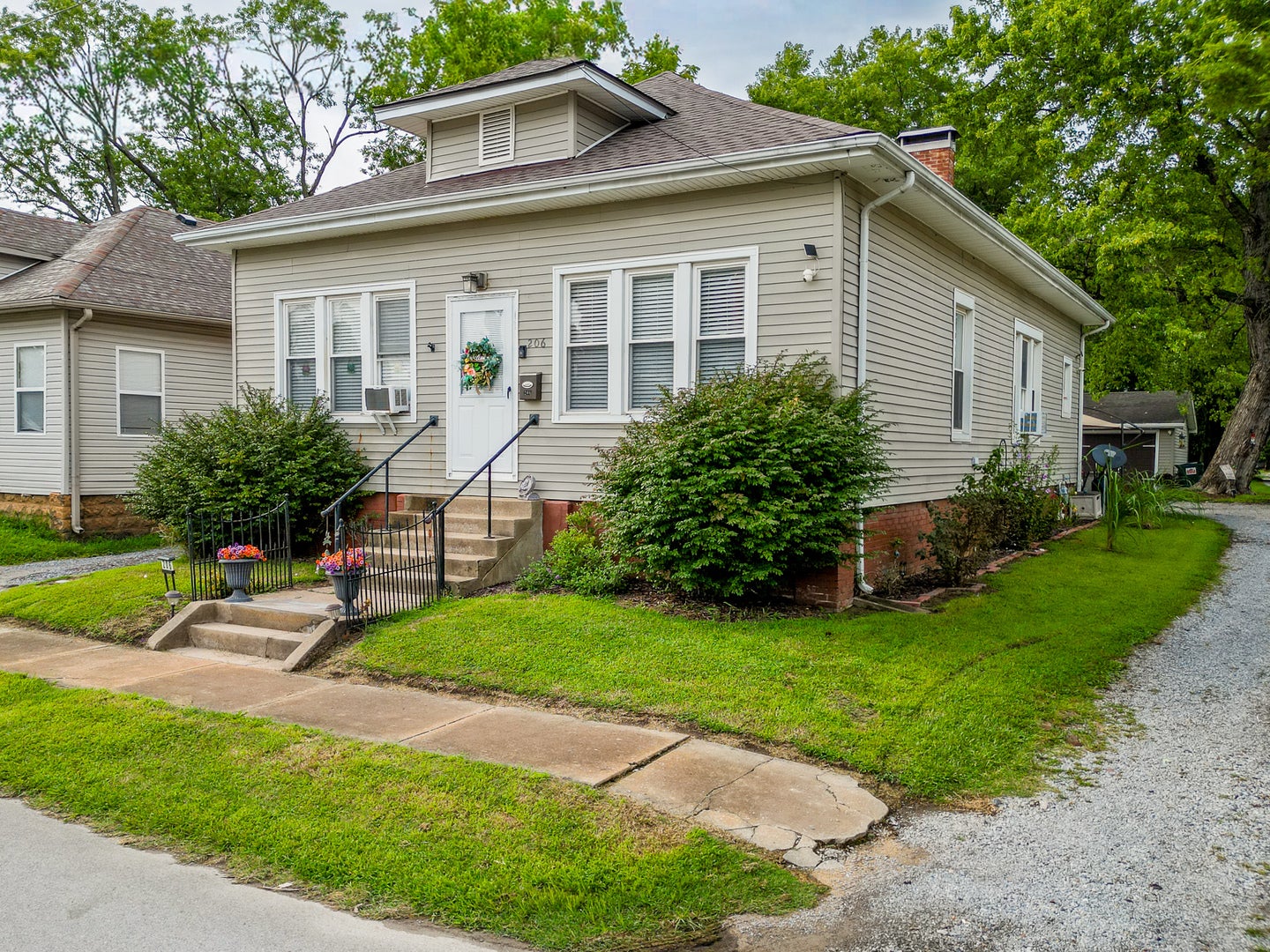 206 W White Street — photo