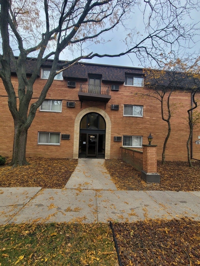 18555 Hickory Court 18 — photo