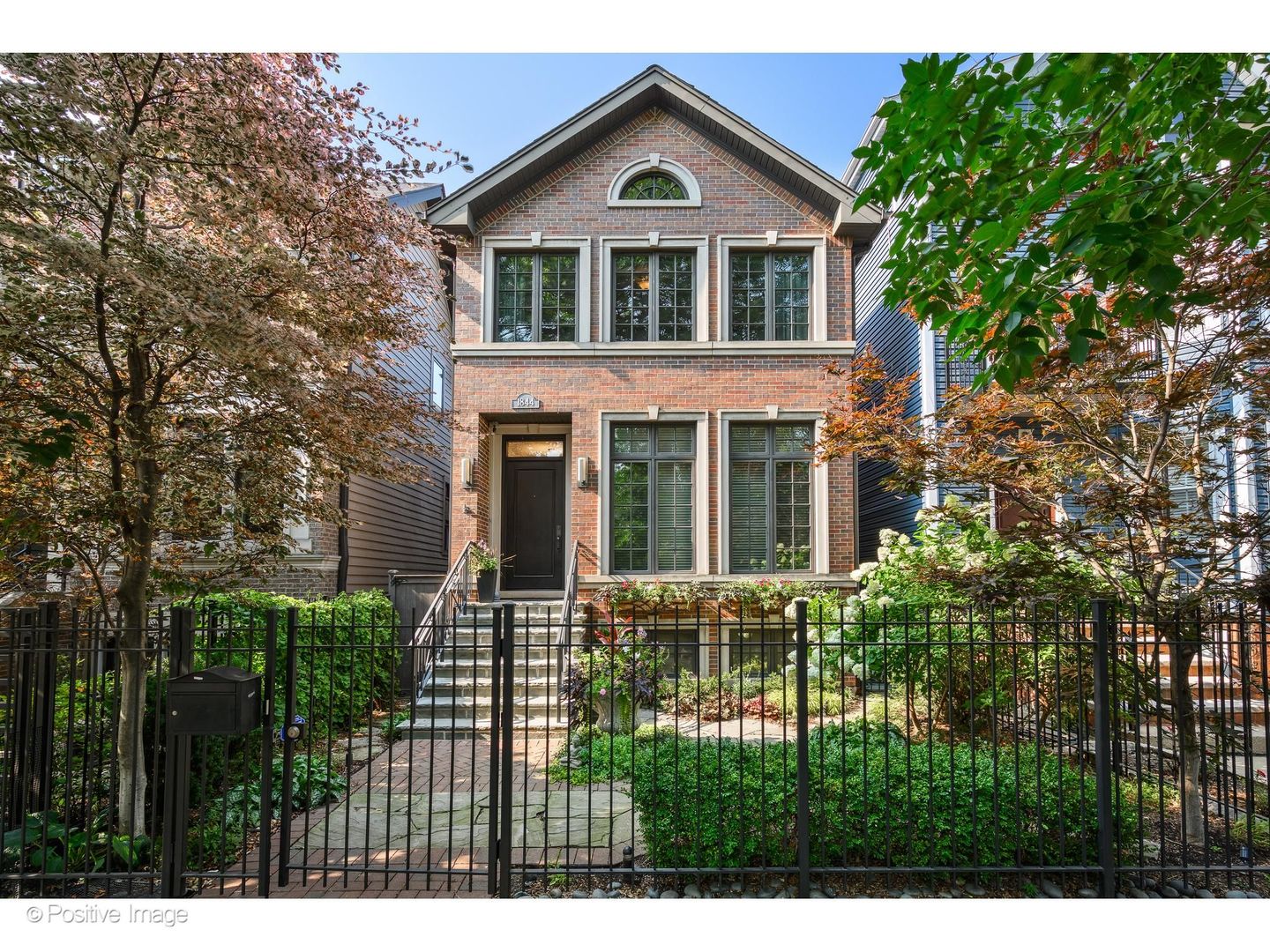 1844 W Barry Avenue — photo
