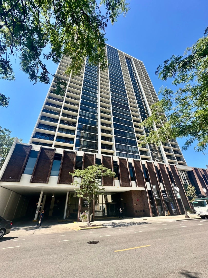 1636 N Wells Street 2214 — photo