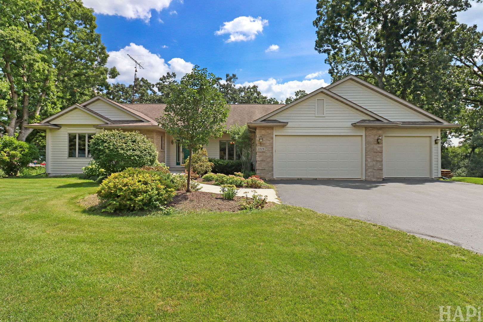 2215 N Elmkirk Park — photo
