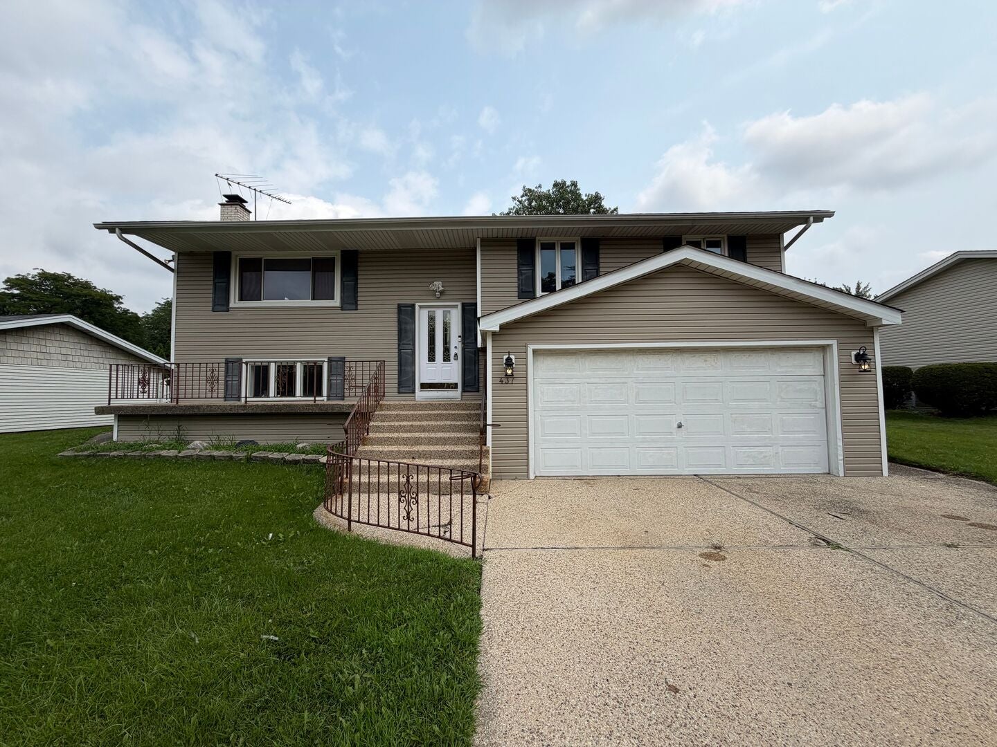 437 S Braintree Drive — photo