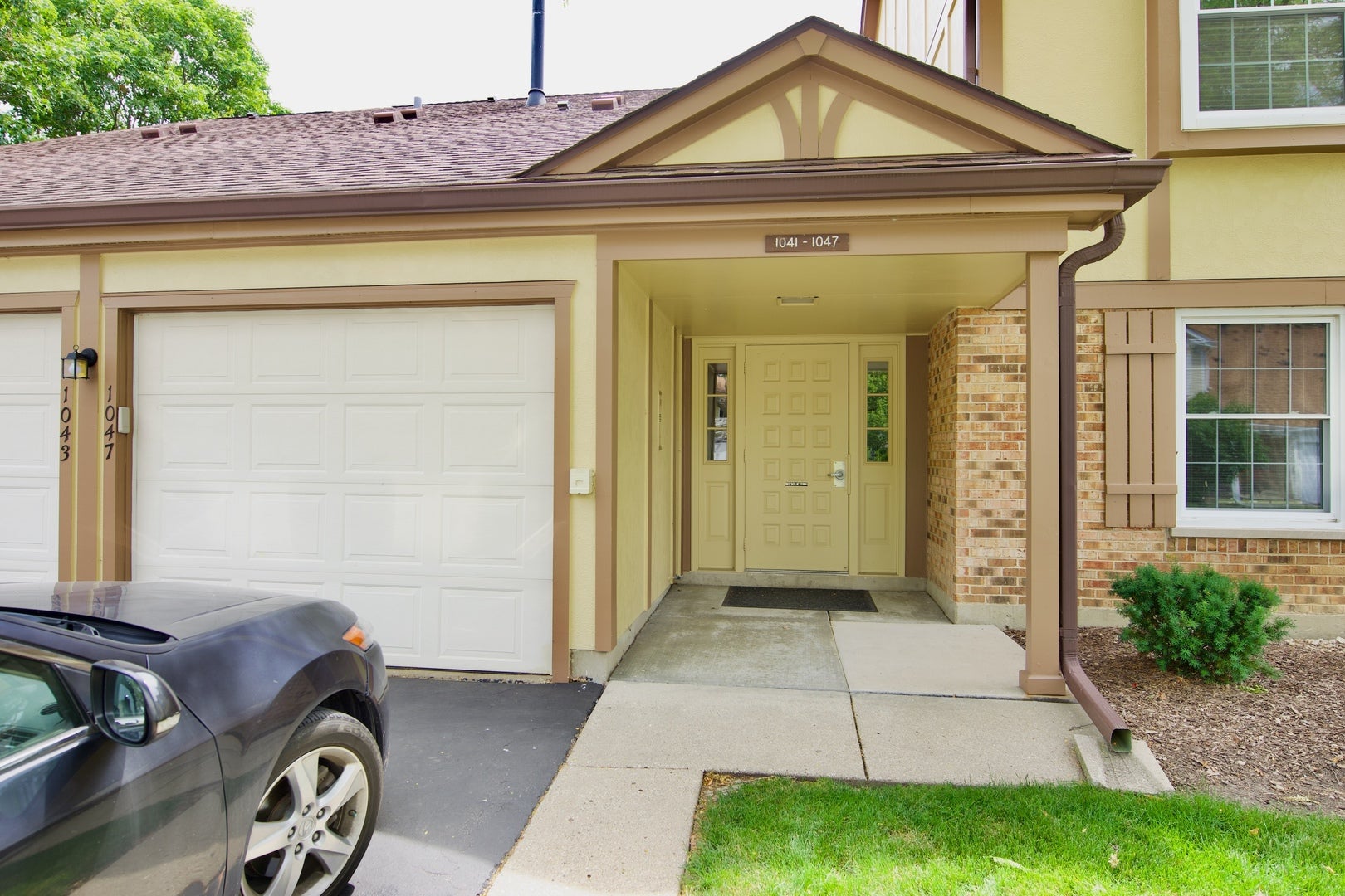 1047 Auburn Lane 1047 — photo
