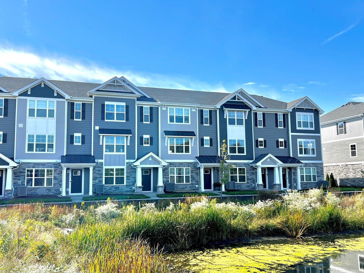 409 Lakeshore Court — photo