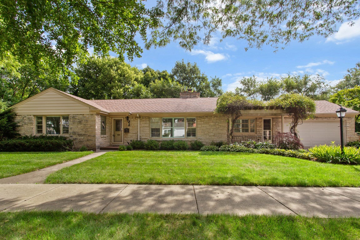 807 Surrey Lane — photo
