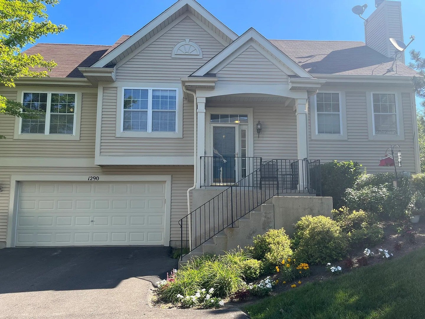 1290 Derry Lane 1290 — photo