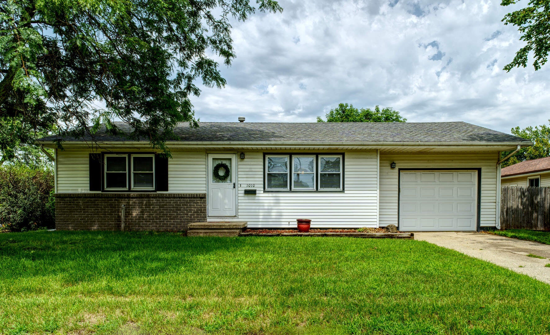 1010 Middle Road — photo