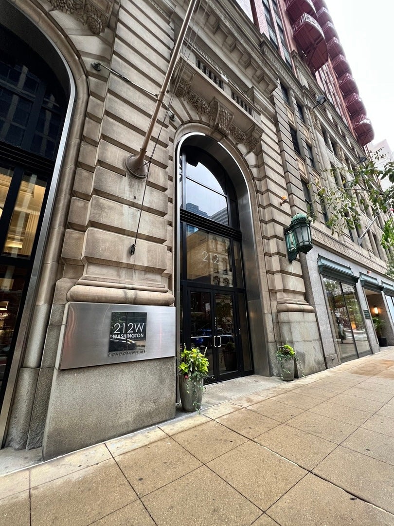 212 W Washington Street 1012 — photo