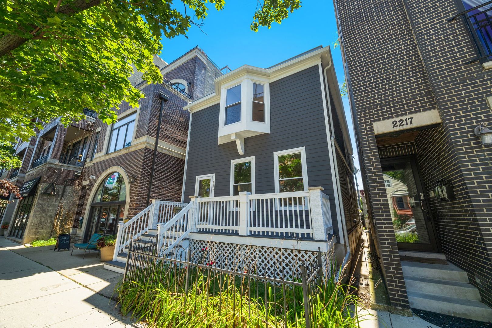 2215 W Roscoe Street — photo