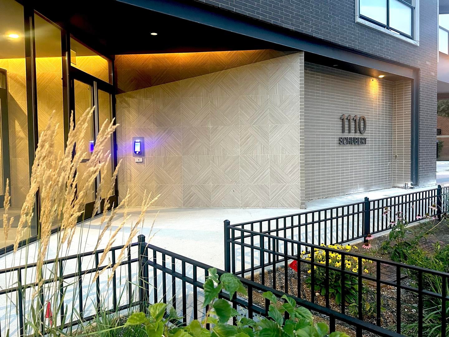 1110 W Schubert Avenue 201 — photo