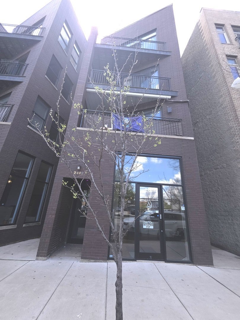 2419 W Madison Street 3 — photo