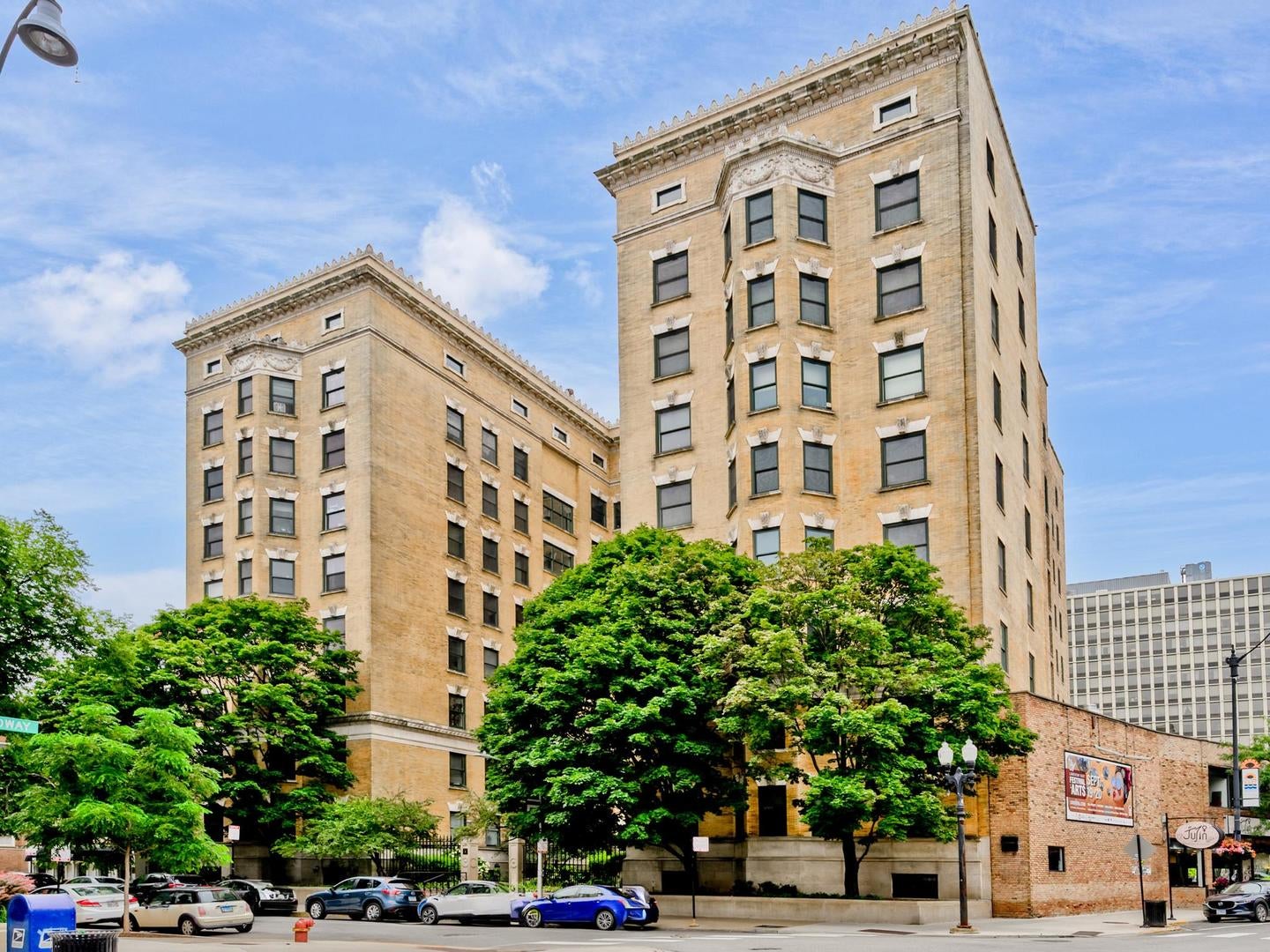 559 W Surf Street 500 — photo