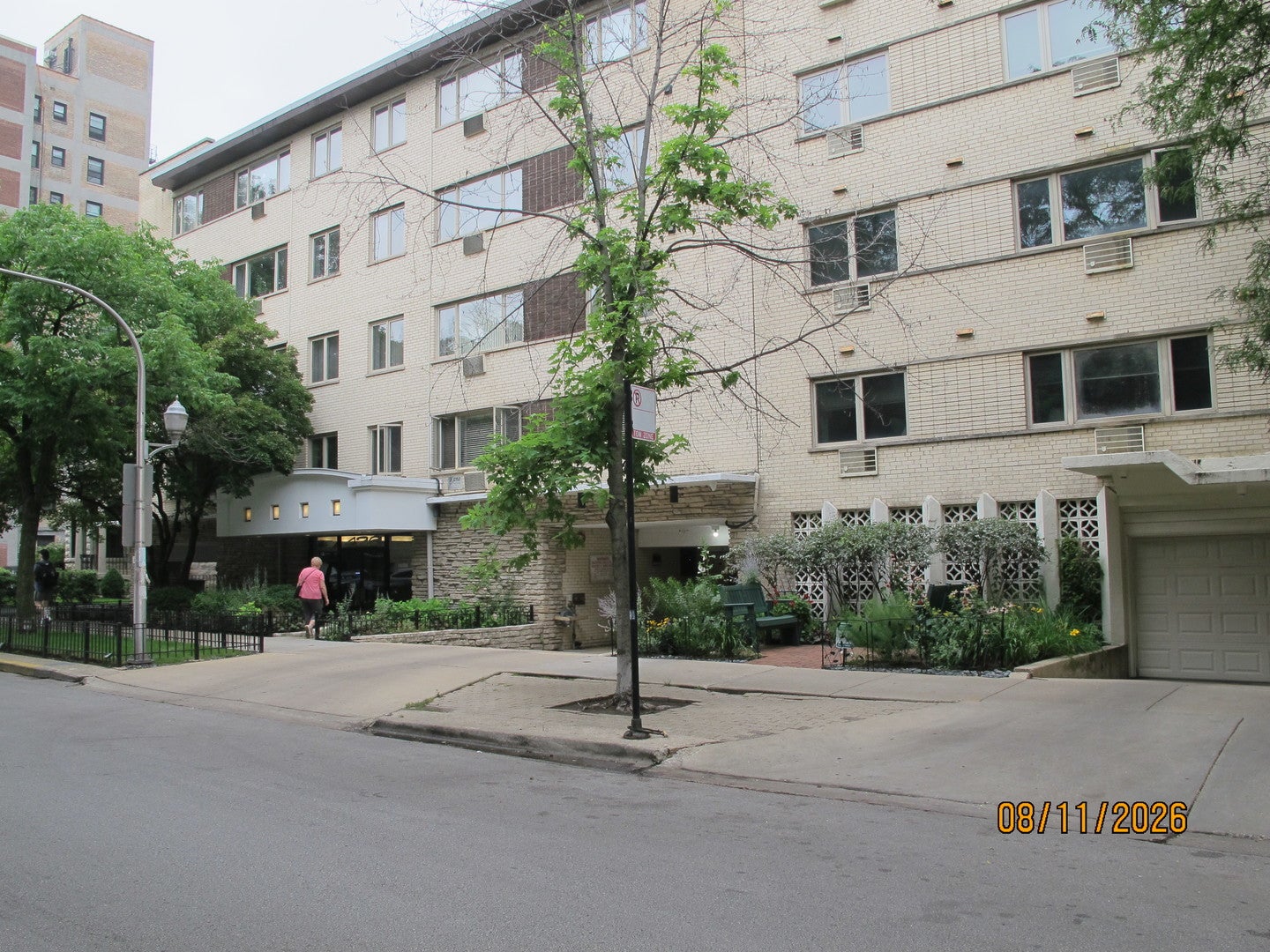 426 W Barry Avenue 409 — photo