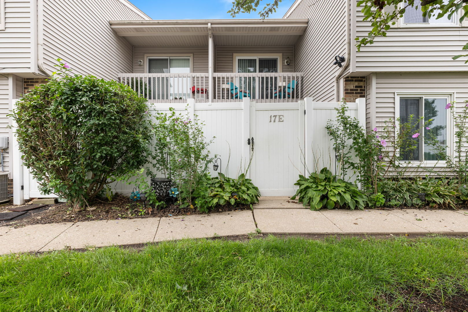 17 Fernwood Drive E — photo