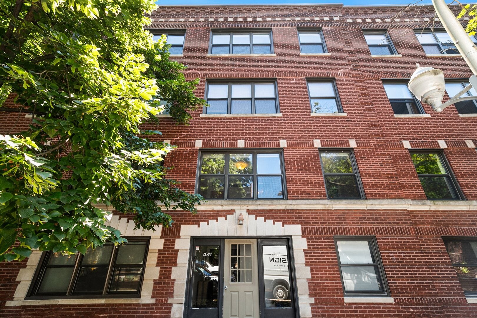 1249 W Roscoe Street 1 — photo