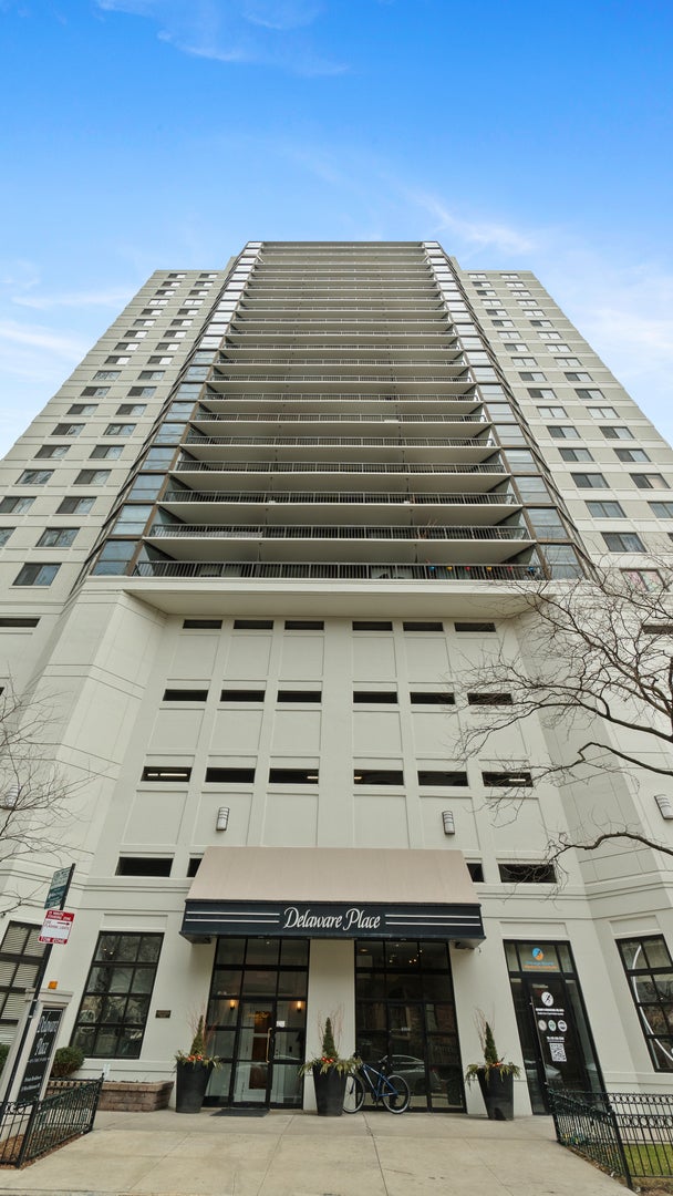 33 W Delaware Place 18H — photo