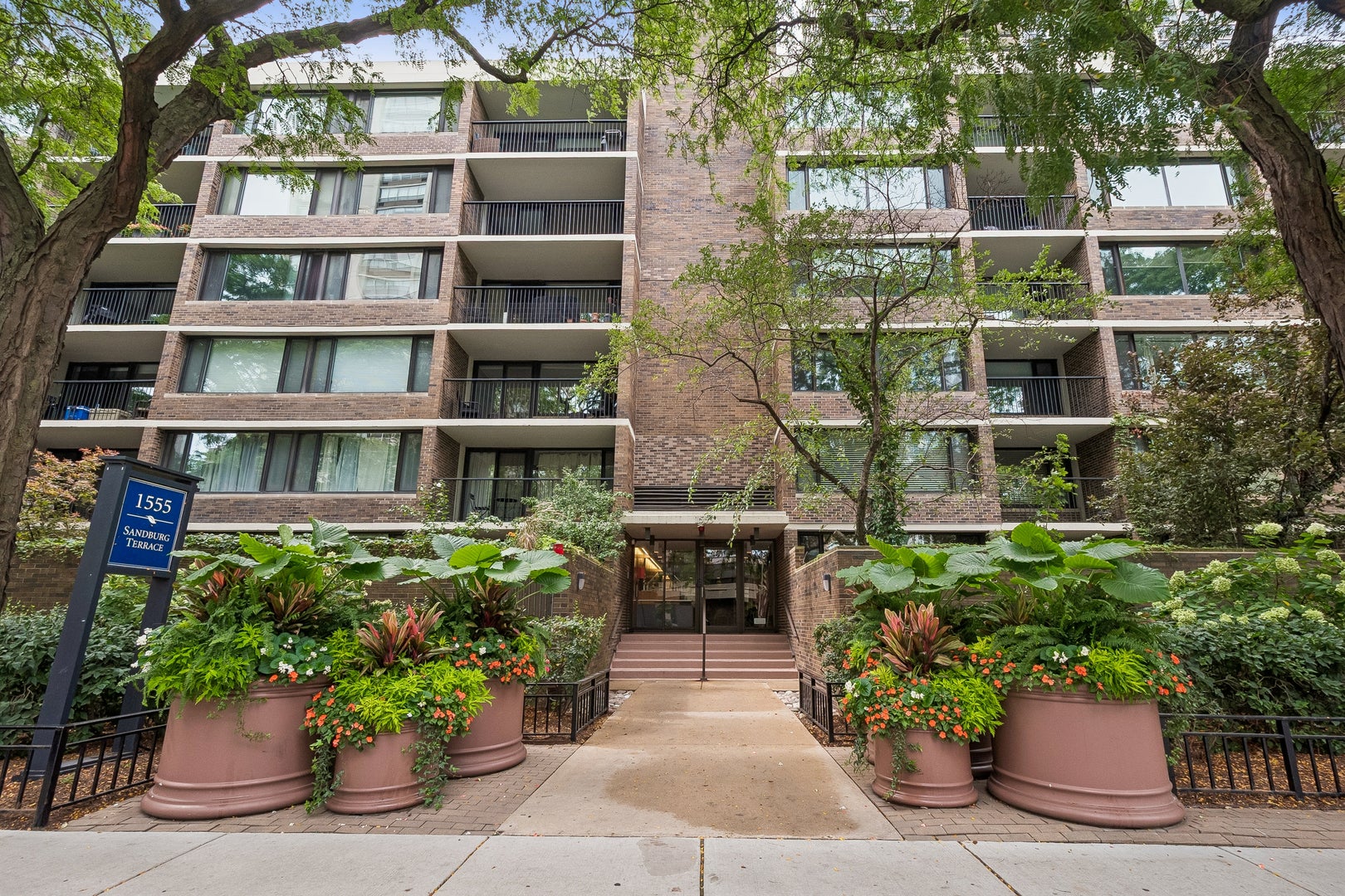 1555 N Sandburg Terrace 512K — photo