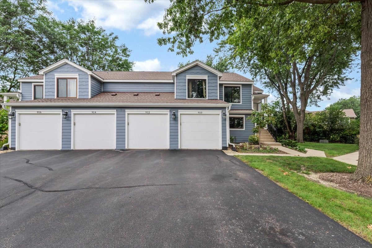 912 Manchester Circle - — photo