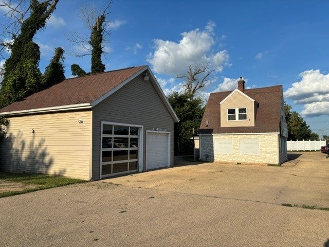 Home in Clinton, IA 52732 — photo 2
