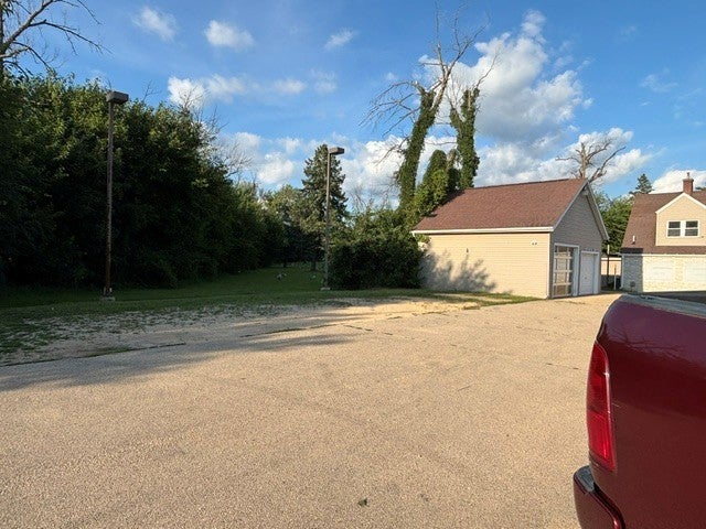 Home in Clinton, IA 52732 — photo 3