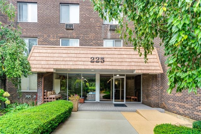 225 S Rohlwing Road 502 — photo
