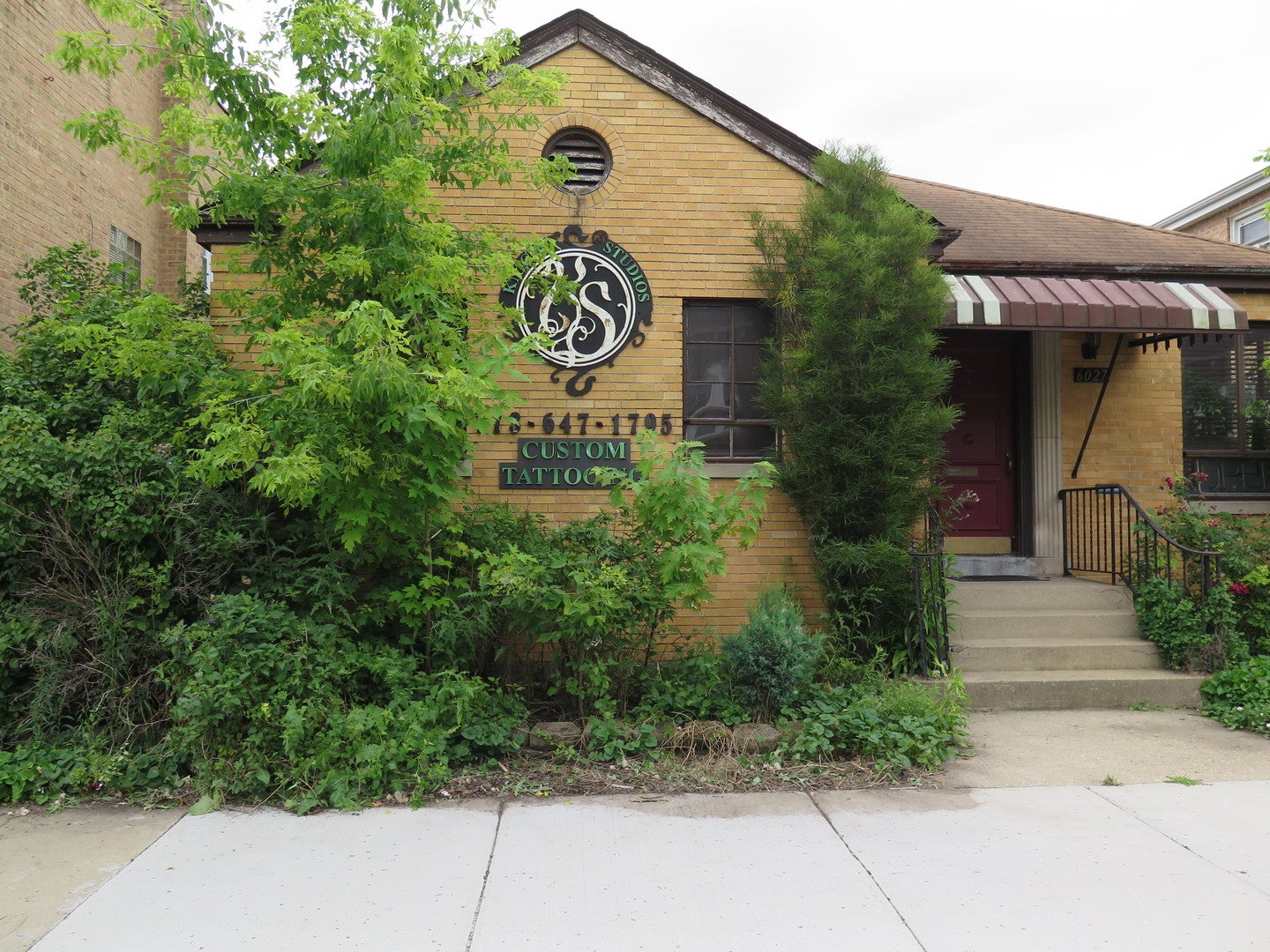 6027 W Addison Street — photo