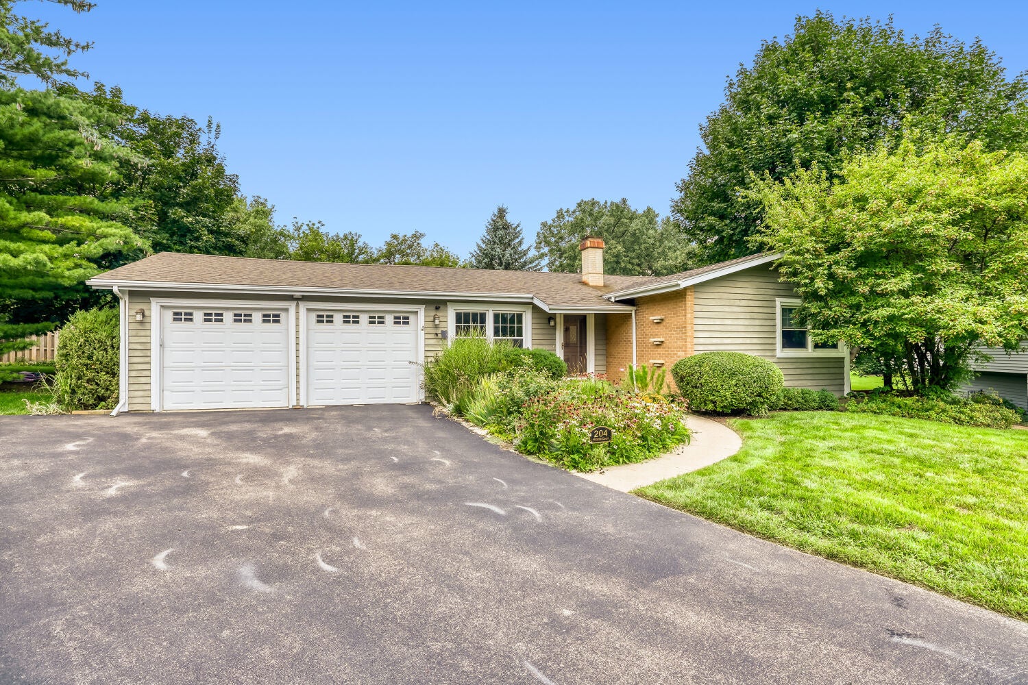 204 Hillside Court — photo