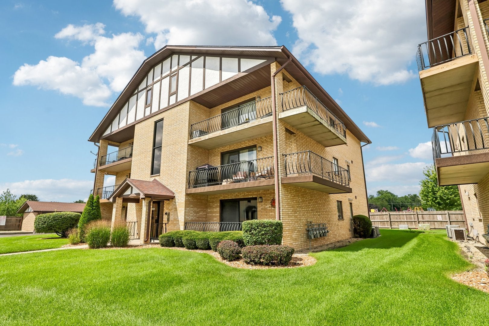 17940 Royal Oak Court 3W — photo