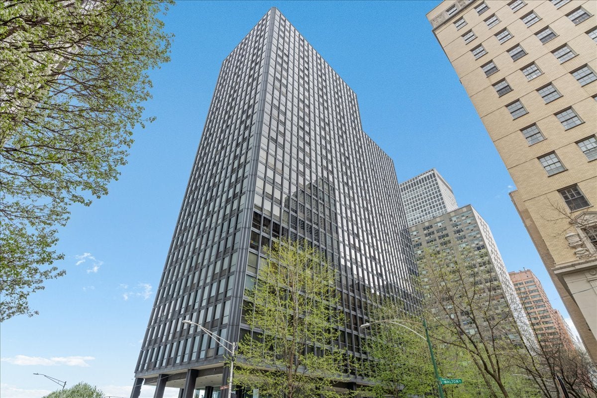 910 N Lake Shore Drive 2820 — photo