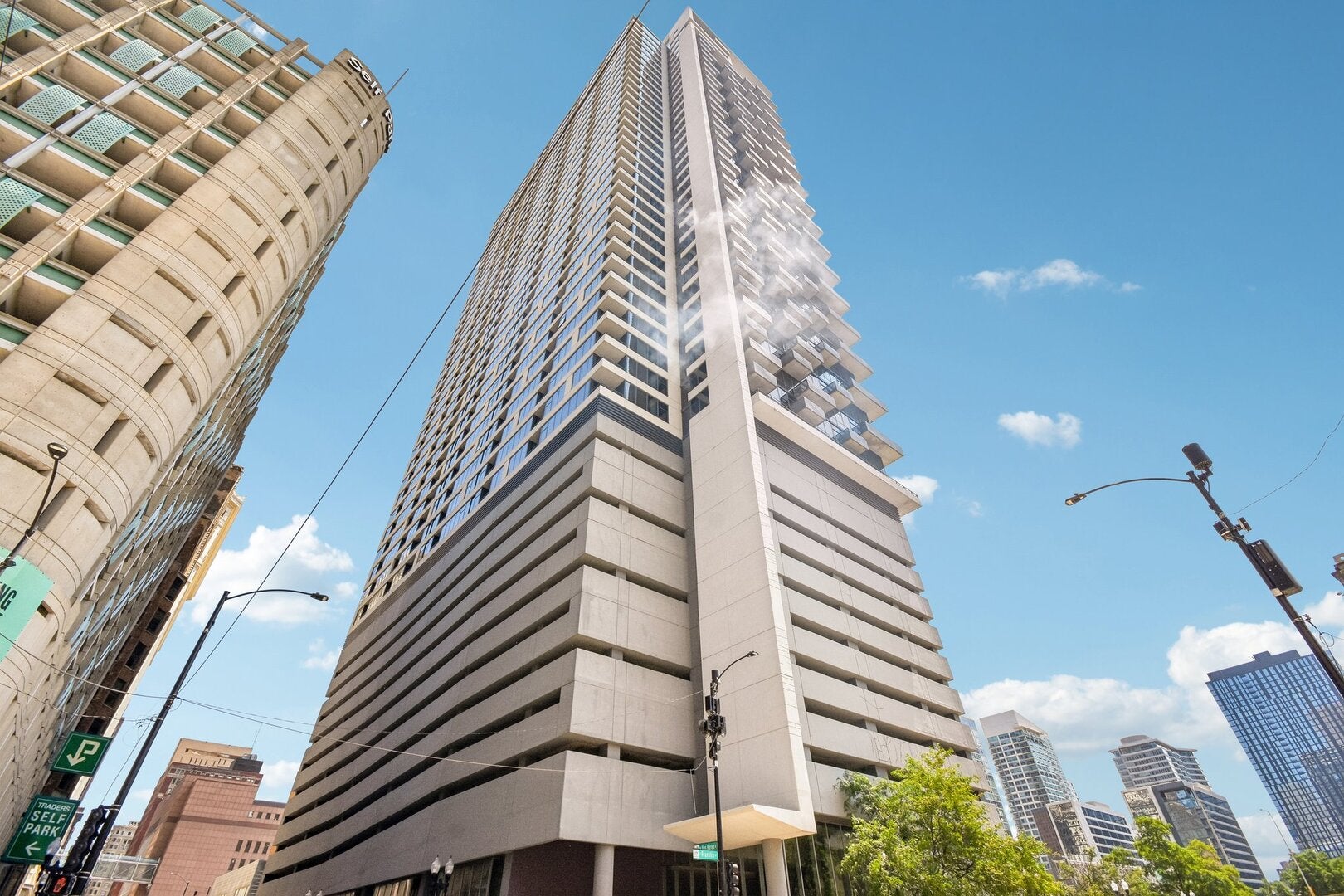 235 W Van Buren Street 1807 — photo