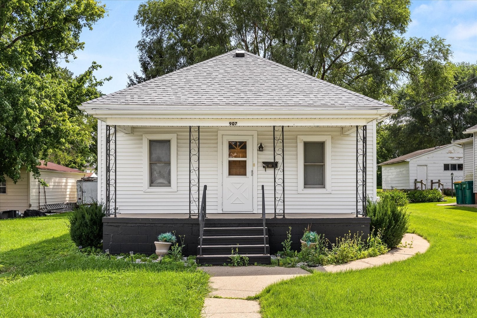 907 Johnson Street — photo