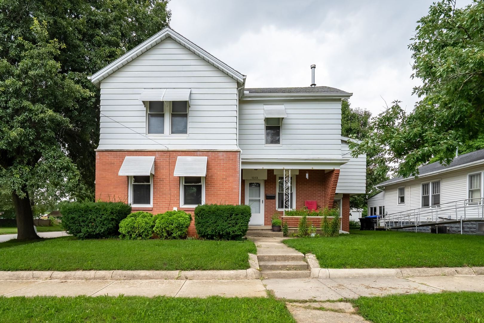 1313 W Chestnut Street — photo