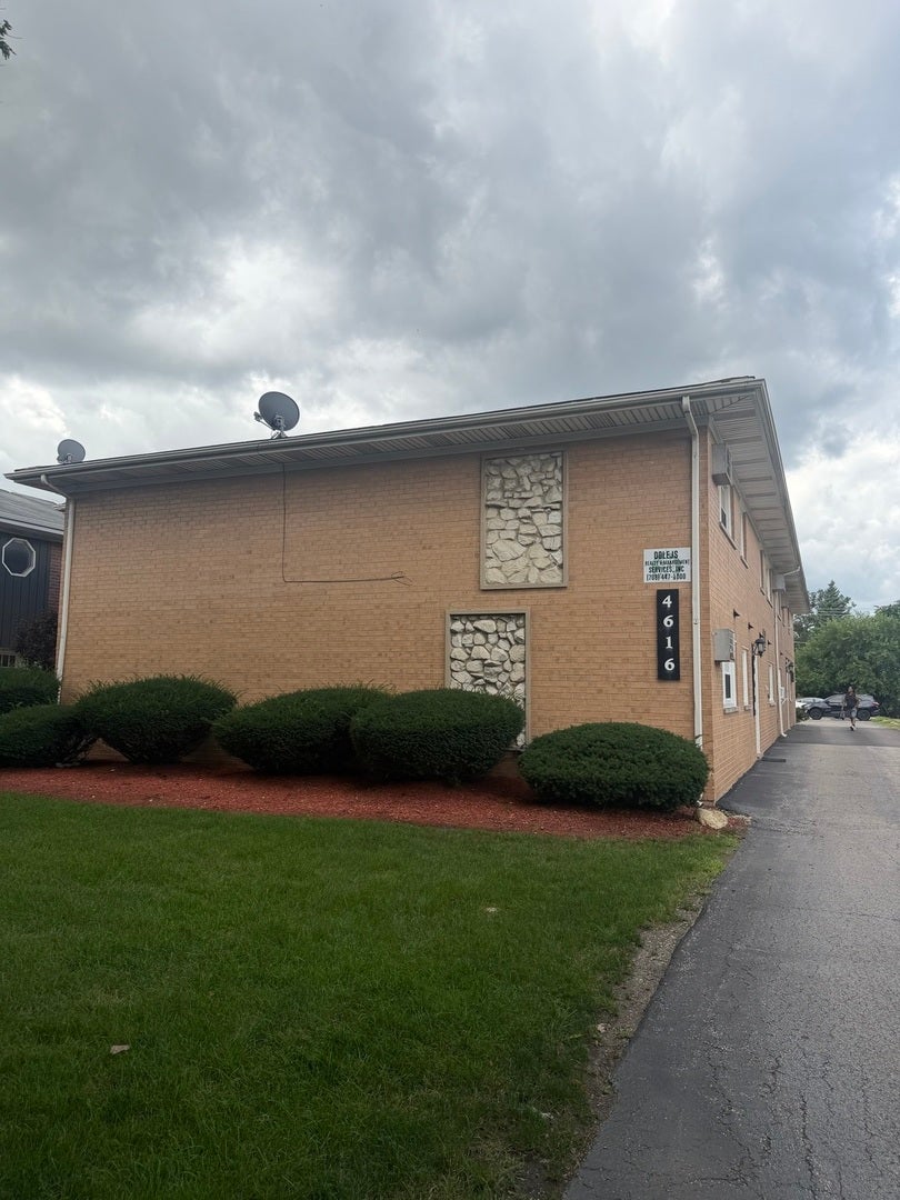 4616 Maple Avenue 2D — photo